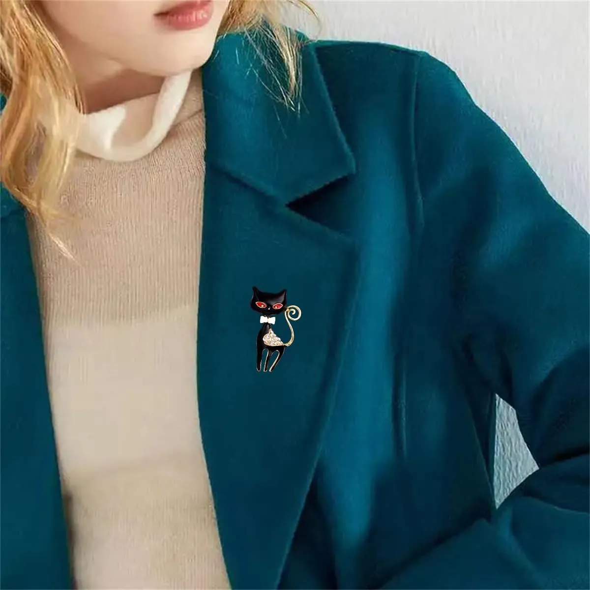 Fashion Rhinestone Bow Cat Brooch Pin for Women Girls Gold Plated Crystals Cartoon Bowknot Kitten Brooches Lapel Pins Dress Accessories Holiday Birthday Party Vintage Unisex Jewelry
