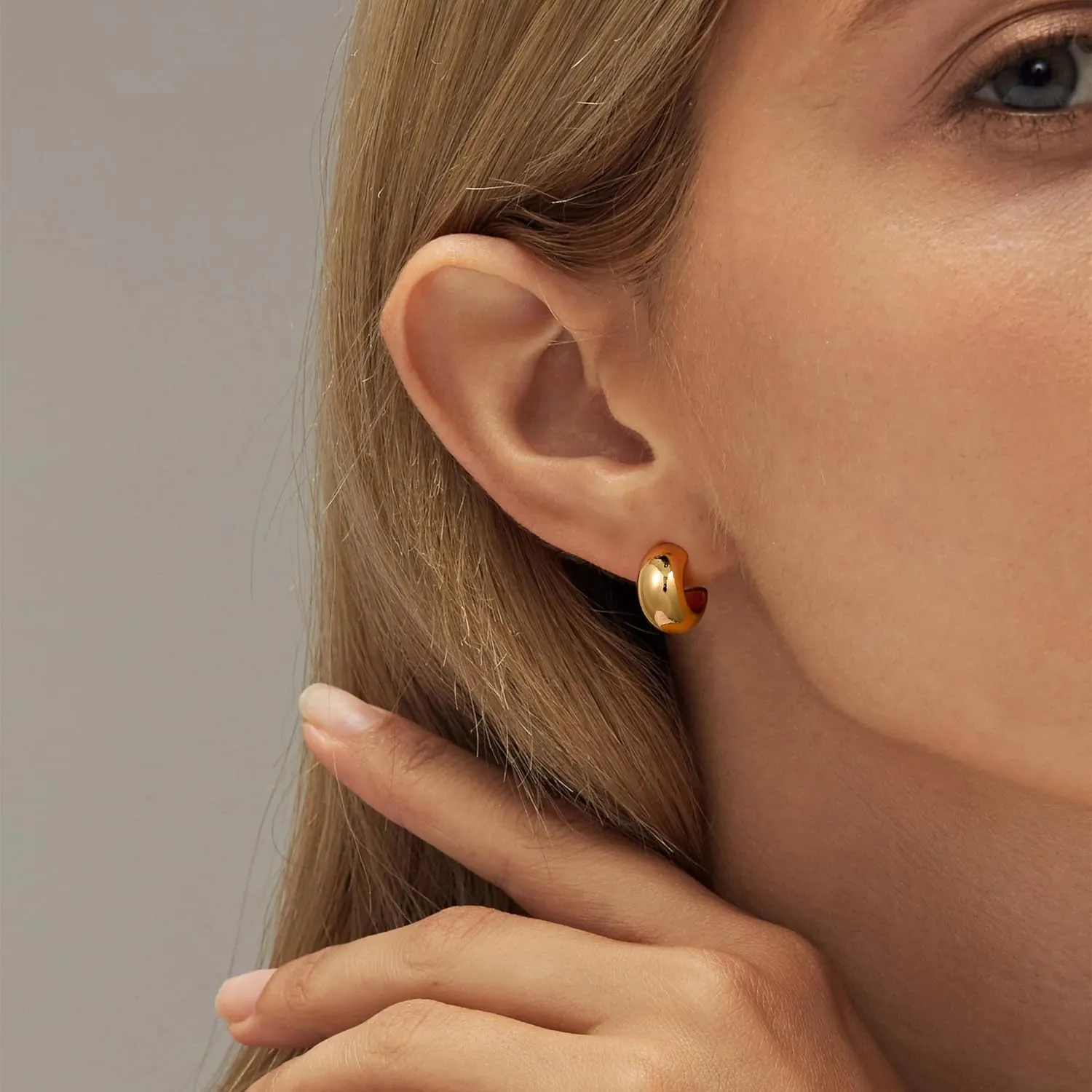 Gold Earrings for Women Trendy, 14K Gold Plated Chunky Hoop Earrings Lightweight Dainty Earring for Women Teens Jewelry Gifts