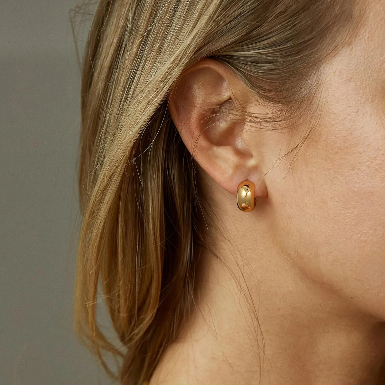 Gold Earrings for Women Trendy, 14K Gold Plated Chunky Hoop Earrings Lightweight Dainty Earring for Women Teens Jewelry Gifts