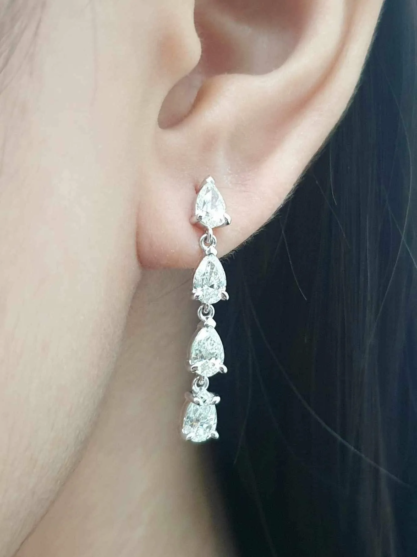 Pear Brilliant Solitaire Dangling Diamond Earrings 18kt